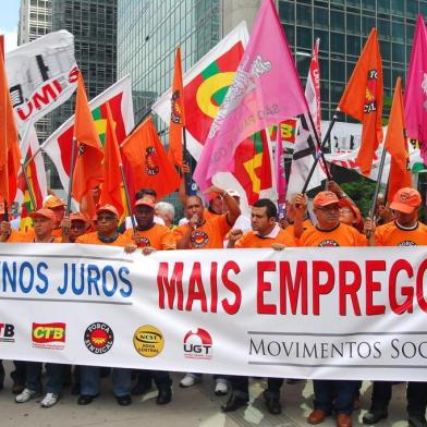 SINDICALISTAS PROTESTO JUROS Comecou por volta das 10h20 o ato das centrais sindicais em frente a sede do Banco Central BC em Sao Paulo para pressionar pela reducao da taxa basica de juros Selic na reuniao do Comite de Politica Monetaria Copom que terminara amanha em Brasilia A manifestacao foi convocada por Forca Sindical Central dos Trabalhadores e Trabalhadoras do Brasil CTB Central Geral dos Trabalhadores do Brasil CGTB Nova Central Sindical de Trabalhadores NCST e Uniao Geral dos Trabalhadores UGT protesto,manifestação,juros,Força Sindical,Banco Central,São Paulo