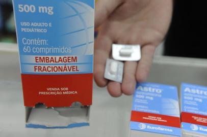 Remedios fracionados Super Farmacia Popular na Rua dos Andradas Centro Azitromicina antibiotico comprimidos vendidos por unidade remédio,comprimido,medicamento,azitromicina