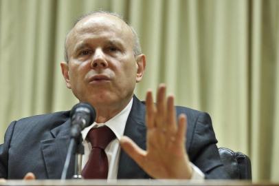 O ministro da Fazenda Guido Mantega durante entrevista coletiva comenta o resultado do PIB do terceiro trimestre deste ano em Brasilia Guido Mantega,ministro,Economia,coletiva,PIB,Brasil