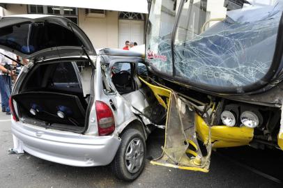 Acidnete entre as ruas Itajaie 7 de setembro no centro da cidade envolvendo um onibues e um carro deixando o casal que estava no carro gravemente feridos acidente,sete de setembro,7 de setembro,rua itajaí