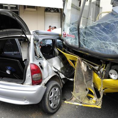 Acidnete entre as ruas Itajaie 7 de setembro no centro da cidade envolvendo um onibues e um carro deixando o casal que estava no carro gravemente feridos acidente,sete de setembro,7 de setembro,rua itajaí