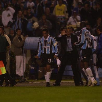 Maquina D1 5021742 Tite com Grafite e zinho comemoram o primeiro gol do Gremio contra o Olimpia pela Taca Liberttadores copa libertadores da américa,futebol,grafite,grêmio,grêmio x olimpia,jogo,comemoração,libertadores,libertadores da américa,olimpia,partida,semifinal,tite,zinho