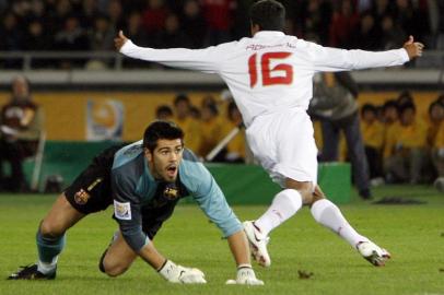 Inter x Barcelona AP EFE01 Internacional x Barcelona jogo valido pela final do Mundial de Clubes Fifa e realizado no Estadio Internacional de Yokohama no Japao Na foto atacante Adriano Gabiru toca na saida do goleiro Victor Valdes marcando o unico gol da partida que deu o titulo ao Inter Fonte AP Fotografo David Guttenfelder barcelona,fifa,final,inter,internacional,japão,mundial,mundial de cluber,yokohama