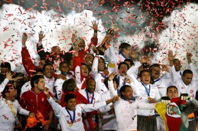 South American champion SC Internacional of Brazil celebrate with the cup after defeating European champion FC Barcelona of Spain in the Club World Cup final soccer match in Yokohama near Tokyo Sunday inter,mundial,5 anos,comemoração