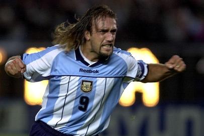 BATISTUTA Argentina s Gabriel Batistuta celebrates after scoring his goal against Uruguay during a World Cup qualifying match in Buenos Aires Sunday Oct 8 2000 The teams are competing for spot at the 2002 World Cup which will be held in Japan and Korea AP Photo Walter Astrada Fonte AP Fotografo WALTER ASTRADA Argentina,Argentina x Uruguai,Batistuta,copa 22,copa do Mundo,eliminatórias,futebol,Gabriel Batistuta,jogador,jogos eliminatórios,mundial 22