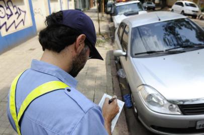 Transito na Capital Fiscalizacao da EPTC Agentes multam motoristas estacionados em local proibido Carro Renault Symbol autuado na Rua Pelotas Bairro Floresta perto do Shopping Total Estacionado em area de carga e descarga trânsito,eptc,fiscalização