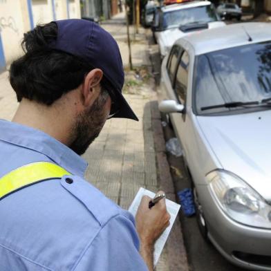 Transito na Capital Fiscalizacao da EPTC Agentes multam motoristas estacionados em local proibido Carro Renault Symbol autuado na Rua Pelotas Bairro Floresta perto do Shopping Total Estacionado em area de carga e descarga trânsito,eptc,fiscalização