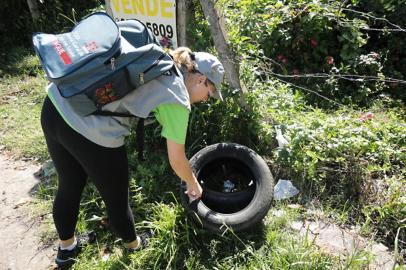 Equipe vistoria possiveis focos de dengue dengue,porto alegre,foco,mosquito,prevenção