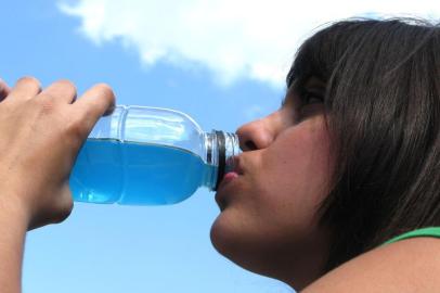 Alimentacao leve e muita agua e a dica para o corpo em dias de calorao água,garrafa,beber água,hidratação,verão,bem-estar