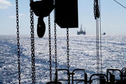 In this Oct 27 2011 photo the satellite oil rig Danny Adkins owned by Noble Oil can be seen on the horizon from the Perdido platform AP Photo Jon Fahey A plataforma de petroleo por satelite Danny Adkins de propriedade da Noble Oil pode ser vista no horizonte a partir da plataforma Perdido Editoria F Indexador Jon Fahey Fonte AP Fotografo STF plataforma,plataforma de petróleo,danny adkins,horizonte