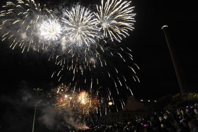 Fogos de artificio na Usina do Gasometro zol,fogos,reveillon,ano novo,usina do gasômetro,porto alegre,virada,2012,01/01/2012