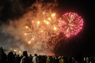 Fogos de artificio iluminam o ceu de Capao da Canoa no Litoral Norte zol,fogos de artifício,capão da canoa,reveillon,ano novo,virada,litoral,praia,01/01/2012