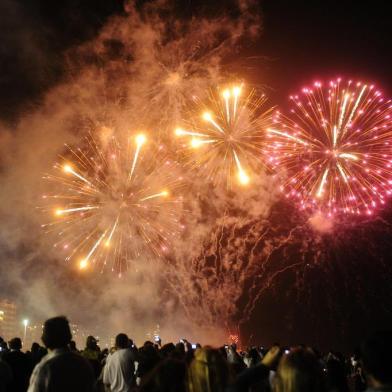 Fogos de artificio iluminam o ceu de Capao da Canoa no Litoral Norte zol,fogos de artifício,capão da canoa,reveillon,ano novo,virada,litoral,praia,01/01/2012