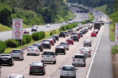 Movimento de volta do feriado de Ano Novo na Freeway Fernando Gomes Jornal Zero Hora carros,freeway,trânsito,movimento,feriado,pedágio,ano novo