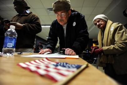 136307559 An elderly couple register to vote during republican caucues at a school in Des Moines Iowa on January 3 2012 Editoria POL Local Des Moines Indexador JEWEL SAMAD Secao election Fonte AFP Fotografo STF Eleições; EUA; Republicanos