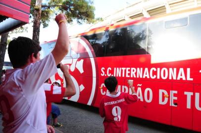 Delegacao do Inter deixa Porto Alegre rumo a Gramado no inicio da noite desta sexta feira 06 01 2012 ônibus - colorado - inter - saída - capital - porto alegre - beira-rio - jogadores - grupo