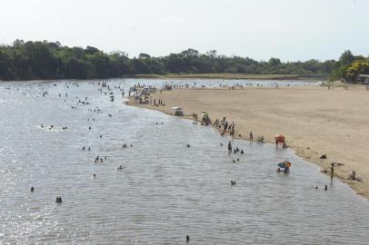 Balneario do Passo das Tunas com grande movimento calor,praia das tunas,tunas,verão 2012,tunas 2012,praia das tunas 2012,rio vacacai,restinga seca 2012.