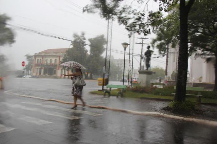 Imagens da chuva em Erechim no inicio da tarde desta quinta-feira (30) em  Erechim 