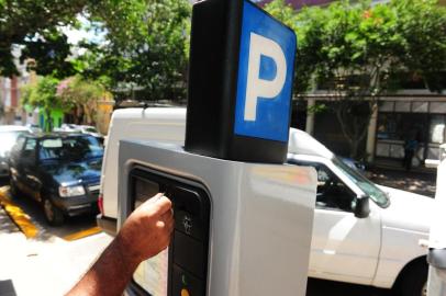 PORTO ALEGRE RS BRASIL 16 01 2012 12 30h Area Azul amplia seu funcionamento o novo parquimetro comecou a funcionar na Avenida Cristivao Colombo esquina Barros Cassal Foto JEAN SCHWARZ Zero Hora área azul,bairro floresta,tarifas,parquímetro,azulzinho,estacionamento,eptc