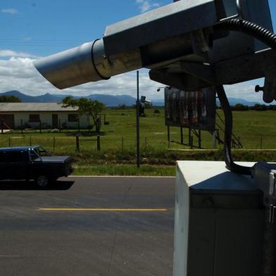 tadeu vilani pardais na estrada do mar em osorio Pardais na estrada do mar em Osorio Pardal no KM 7 e nao tem aviso do pardal esta escondido atras de uma arvore no sentido Osorio para Capao da Canoa Tem somente uma placa de 80 kms p hora pardal,fiscalização,trânsito,fiscalização de trânsito,fiscalização eletrônica,estrada do mar,osório,pardais