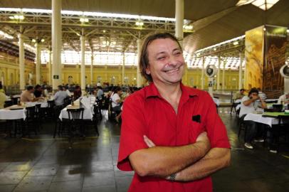 Cesare Battisti apos almoco no tradicional Mercado Publico de Porto Alegre Battisti esta em Porto Alegre para participar do Forum Social Tematico que inicia hoje na capital cesare battisti,mercado público,mercado,almoço,fórum social temático,fst,fórum social mundial