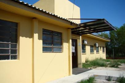 Unidade de Estrategia da Saude da Familia na Vila Lidia em Santa Maria recebe reforma e ampliacao Nova estrutura sera inaugurada no dia 24 de fevereiro A unidade de Estrategia da Saude da Familia da Vila Lidia na regiao Centro Oeste ira inaugurar a obra de reforma e ampliacao da unidade no dia 24 de fevereiro A estrutura existente foi ampliada com uma nova area construida de 142 57 m O antigo predio tambem recebeu melhorias como a troca do piso do forro e dos vidros a divisao de salas e instalacao de uma nova rede eletrica O local abriga sala de exames consultorio ginecologico sala de demonstracao e educacao em saude sanitario area de registro de pacientes e sala de espera Com a ampliacao estrutural o ESF passa a contar tambem com mais quatro sanitarios sala de inalacao consultorio odontologico arquivo administrativo sala de esterilizacao sala de lavagem e descontaminacao sala de imunizacao sala de atendimento individualizado consultorio medico sala administrativa e copa Foram investidos R 167 241 65 verba oriunda do Ministerio da Saude e contrapartida do municipio Segundo o secretario de Municipio da Saude Jose Haidar Farret a obra faz parte do cronograma de melhorias da secretaria para qualificar os atendimentos do sistema municipal de saude O ato de reinauguracao do espaco sera as 19h na sede da unidade Rua Maestro Ribas Barbosa 13 Vila Lidia prefeitura,santa maria,vila lídia,Estratégia de Saúde Familiar