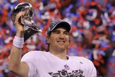 Quarterback Eli Manning of the New York Giants holds the MVP Trophy following their 21 17 Super Bowl victory over the New England Patriots on February 5 2012 at Lucas Oil Stadium in Indianapolis Indiana Manning was named the game s Most Valuable Player after completing 30 of 40 passes for 296 yards and a touchdown AFP PHOTO TIMOTHY A CLARY Eli Manning,quarterback,new york giants,nf,superbowl,mvp,campeão,eua,indianápolis