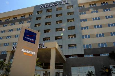 PORTO ALEGRE RS BRASIL 08 02 2012 11 00 Novotel Porto Alegre fachada o hotel em frente ao aeroporto Foto Emilio Pedroso Zero Hora hotel,novotel,novotel porto alegre,roland de bonadona,accor,aldemir dadalt