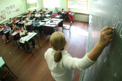 Prova Enem para professores do ensino fundamental enem,professora,sala de aula,alunos,giz,quadro negro