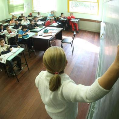 Prova Enem para professores do ensino fundamental enem,professora,sala de aula,alunos,giz,quadro negro