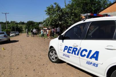 Um homem de 47 anos foi encontrado morto na madrugada desta quinta feira na Rua Alcides Francisco da Silva na Vila Rivera em Sao Pedro do Sul na regiao central do Estado Velocino Antunes de Menezes teria sido atingido com golpes de faca Peritos do Instituto Geral de Pericias e a Policia Civil do municipio fizeram o levantamento do local Velocino Antunes de Menezes,homicídio,assassinato,são pedro do sul