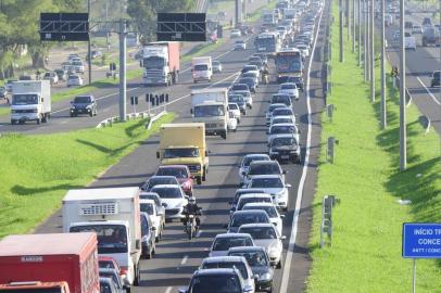 Um caminhao em pane na Avenida Castelo Branco provocou lentidao no transito na chegada a Porto Alegre no comeco da manha desta terca feira O veiculo causou estreitamento de pista no sentido Interior Capital pouco antes das 7h30min proximo a Rodoviaria zol,caminhão,pane,castelo branco,lentidão,congestionamento,porto alegre,trânsito