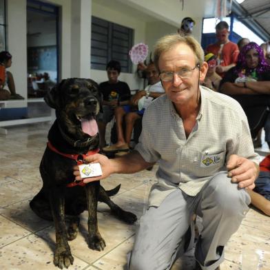 Bidu que ficou famoso por ajudar o dono carregando ferramentas na oficina mecanica foi a Apae de Restinga Seca na quarta feira entregar uma caixinha de doacoes o dinheiro era dado pelas pessoas que iam ate a oficina para ver o cachorro animais,Bidu 2012,Restinga Seca,Apae Restinga Seca 2012,cão,cachorro bidu