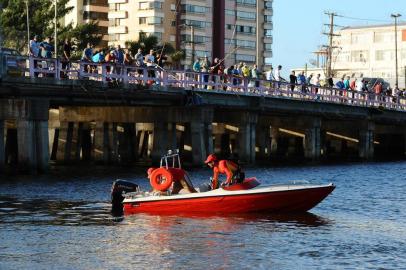 Equipes buscam desaparecidos apos acidente que matou pelo menos duas pessoas no sabado 17 03 na ponte do Rio Tramandai em Tramandai no Litoral Norte buscas,bombeiros,rio,tramandaí,morte,acidente,mortos,desaparecidos