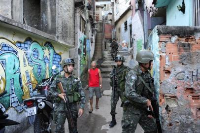 Militares do exercito de Sao Gabriel praticipam da forca pacificadora no Rio de janeiro eles integram a forca militar que busca manter a paz nas favelas da vila cruzeiro Morro da Penha e complexo do alemao riode janeiro,morro da penha,vila cruzeiro,exército,upps,favelas,militares de são gabriel,força pacificadora