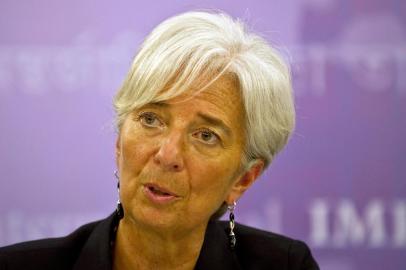 International Monetary Fund IMF managing director Christine Lagarde listens to questions from media representatives during a press conference in New Delhi on March 20 2012 Lagarde is in New Delhi March 18 19 to take part in an IMF backed conference on Sustaining a High Quality Growth in the economies of India and China AFP PHOTO Manan VATSYAYANA Christine Lagarde,FMI,crise,Europa,economia