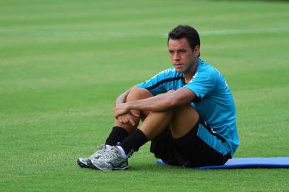 RS FUTEBOL TREINO GREMIO ESPORTES Marco Antonio jogador do Gremio durante o treino da equipe realizado na tarde desta segunda feira no gramado suplementar do Estadio Olimpico na preparacao para a partida contra o Ceramica valida pelo Campeonato Gaucho 2012 FOTO LUCAS UEBEL GREMIO FBPA campeonato gaucho 2012,gauchao,equipe,esporte,esporte de acao,estadio,futebol,gremio,Marco Antônio