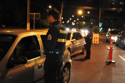 Operacao Balada Segura na avenida Padre Cacique balada segura,eptc,detran,blitz,padre cacique,alcool,bebida,bloqueio,bafômetro,teste