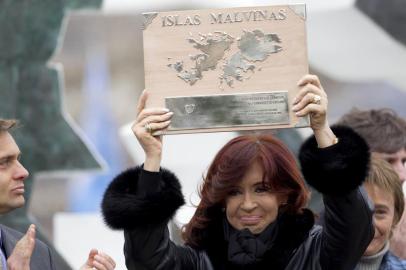 Presidente argentina Cristina Fernandez Kirchner em Ushuaia segura uma placa onde se le Islas Malvinas em espanhol ou Ilhas Malvinas na cerimonia de 30 anos do comeco da guerra das malvinas 0204212 Editoria I Local Ushuaia Indexador Natacha Pisarenko Fotografo STF Presidente,argentina,Cristina Fernandez Kirchner,Ushuaia,placa,Islas Malvinas,Ilhas Malvinas,Falklands,30 anos,guerra,0204212