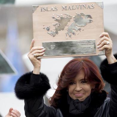 Presidente argentina Cristina Fernandez Kirchner em Ushuaia segura uma placa onde se le Islas Malvinas em espanhol ou Ilhas Malvinas na cerimonia de 30 anos do comeco da guerra das malvinas 0204212 Editoria I Local Ushuaia Indexador Natacha Pisarenko Fotografo STF Presidente,argentina,Cristina Fernandez Kirchner,Ushuaia,placa,Islas Malvinas,Ilhas Malvinas,Falklands,30 anos,guerra,0204212