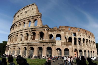 Tourists walk around Rome s Coliseum on May 9 2010 A slab of ancient lime plaster fell off the Colosseum on May 9 2010 one of Rome s most popular tourist sites but visitors were not at risk officials said Around 6 00 am 0400 GMT three plaster fragments came undone from the gallery of the central aisle of the amphitheatre near the equestrian statue a statement by the city s archaeological department said AFP PHOTO TIZIANA FABI coliseu,itália,pedaços,incidente,turismo,coliseu de roma