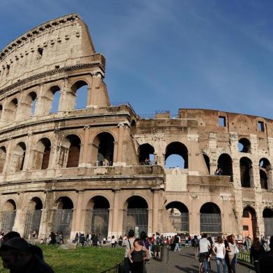 Tourists walk around Rome s Coliseum on May 9 2010 A slab of ancient lime plaster fell off the Colosseum on May 9 2010 one of Rome s most popular tourist sites but visitors were not at risk officials said Around 6 00 am 0400 GMT three plaster fragments came undone from the gallery of the central aisle of the amphitheatre near the equestrian statue a statement by the city s archaeological department said AFP PHOTO TIZIANA FABI coliseu,itália,pedaços,incidente,turismo,coliseu de roma