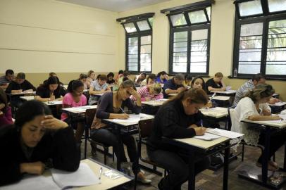 Pessoas prestando concuro publico para o Magistrio Estadual 2012 concurso público,professor,professores,maguistério 2012,sala de aula