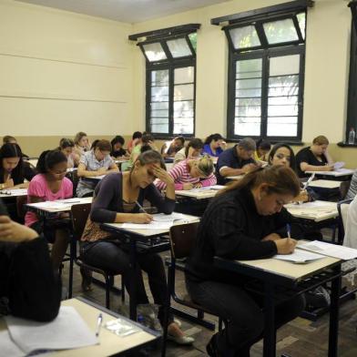 Pessoas prestando concuro publico para o Magistrio Estadual 2012 concurso público,professor,professores,maguistério 2012,sala de aula