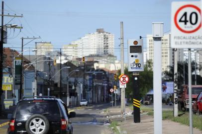 PORTO ALEGRE RS BRASIL 15 4 2012 10h18 Duas lombadas eletronicas comecaram a funcionar hoje na rua Voluntarios da Patria em frente ao Loteamento Santa Teresinha A morte de um menino por atropelamento em fevereiro foi o estopim para os moradores que realizaram um protesto reivindicando mais sinalizacao Foto Carlos Macedo Diario Gaucho Especial diário gaúcho,dg,lombada eletrônicas,rua voluntários da pátria,trânsito,acidentes,prevenção