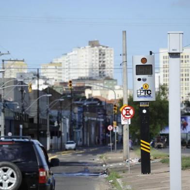 PORTO ALEGRE RS BRASIL 15 4 2012 10h18 Duas lombadas eletronicas comecaram a funcionar hoje na rua Voluntarios da Patria em frente ao Loteamento Santa Teresinha A morte de um menino por atropelamento em fevereiro foi o estopim para os moradores que realizaram um protesto reivindicando mais sinalizacao Foto Carlos Macedo Diario Gaucho Especial diário gaúcho,dg,lombada eletrônicas,rua voluntários da pátria,trânsito,acidentes,prevenção