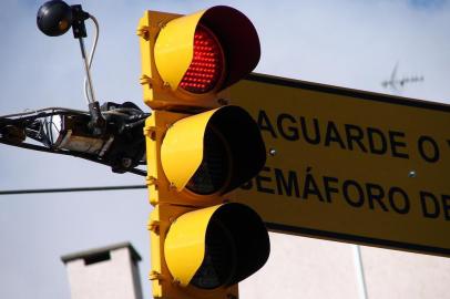 Semaforo inteligente em Porto Alegre com camera que identifica onde esta o maior movimento em um cruzamento e define os sinais verde e vermelho semáforo,câmera,sinaleira,semáforo inteligente