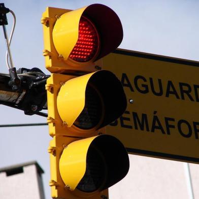 Semaforo inteligente em Porto Alegre com camera que identifica onde esta o maior movimento em um cruzamento e define os sinais verde e vermelho semáforo,câmera,sinaleira,semáforo inteligente