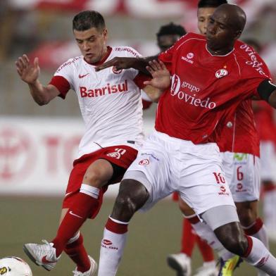 Brazils Internacionals Andres DAlessandro left and Perus Juan Aurichs Luis Guadalupe battle for the ball during a Copa Libertadores soccer match in Chiclayo Peru Thursday April 19 2012 AP Photo Martin Mejia Copa Libertadores,Inter,Dalessandro,Juan Aurich