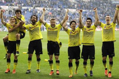 Dortmund s team mates celebrate after winning the German first division Bundesliga soccer match between Schalke 04 and Borussia Dortmund Saturday April 14 2012 in Gelsenkirchen Germany AP Photo Frank Augstein Futebol,Campeonato Alemão,campeão,Borussia Dortmund